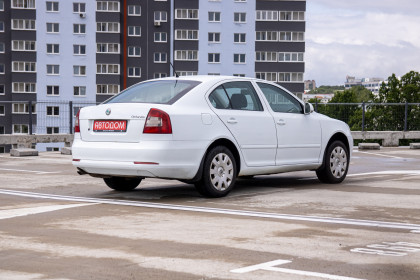 Продажа Skoda Octavia II (A5) Рестайлинг 1.6 MT (102 л.с.) 2011 Белый в Автодом