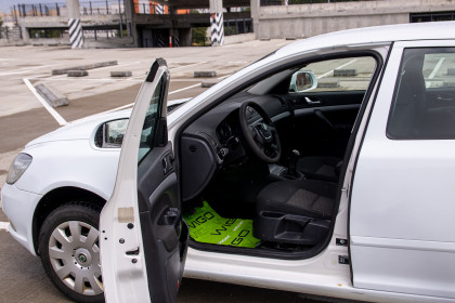 Продажа Skoda Octavia II (A5) Рестайлинг 1.6 MT (102 л.с.) 2011 Белый в Автодом