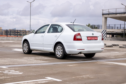Продажа Skoda Octavia II (A5) Рестайлинг 1.6 MT (102 л.с.) 2011 Белый в Автодом