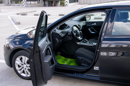 Продажа Peugeot 308 II Рестайлинг 1.5 AT (131 л.с.) 2020 Черный в Автодом