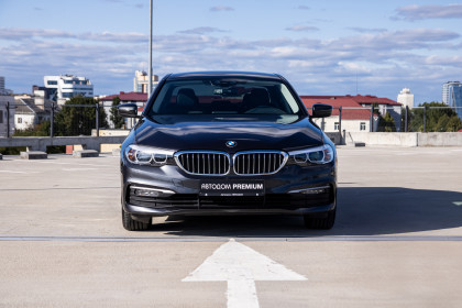 Продажа BMW 5 серии VII (G30/G31) 520d xDrive 2.0 AT (190 л.с.) 2019 Серый в Автодом