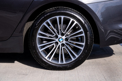 Продажа BMW 5 серии VII (G30/G31) 520d xDrive 2.0 AT (190 л.с.) 2019 Серый в Автодом