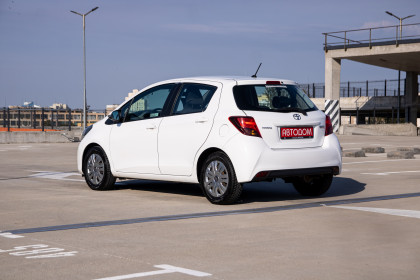 Продажа Toyota Yaris III Рестайлинг 1.0 MT (69 л.с.) 2015 Белый в Автодом