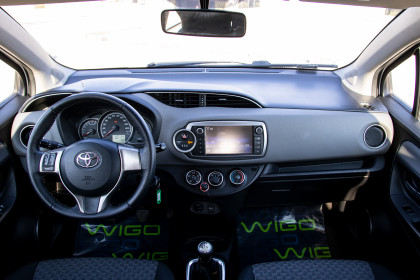 Продажа Toyota Yaris III Рестайлинг 1.0 MT (69 л.с.) 2015 Белый в Автодом