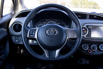 Продажа Toyota Yaris III Рестайлинг 1.0 MT (69 л.с.) 2015 Белый в Автодом