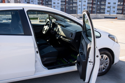 Продажа Toyota Yaris III Рестайлинг 1.0 MT (69 л.с.) 2015 Белый в Автодом