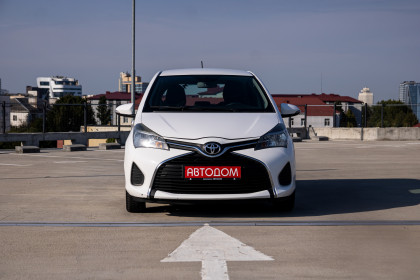 Продажа Toyota Yaris III Рестайлинг 1.0 MT (69 л.с.) 2015 Белый в Автодом
