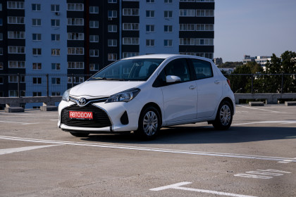 Продажа Toyota Yaris III Рестайлинг 1.0 MT (69 л.с.) 2015 Белый в Автодом