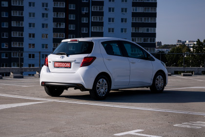 Продажа Toyota Yaris III Рестайлинг 1.0 MT (69 л.с.) 2015 Белый в Автодом