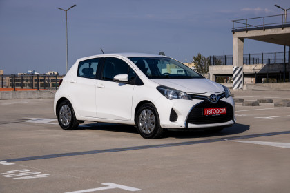 Продажа Toyota Yaris III Рестайлинг 1.0 MT (69 л.с.) 2015 Белый в Автодом