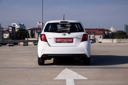 Продажа Toyota Yaris III Рестайлинг 1.0 MT (69 л.с.) 2015 Белый в Автодом