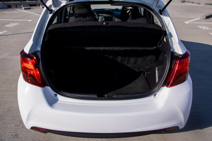 Продажа Toyota Yaris III Рестайлинг 1.0 MT (69 л.с.) 2015 Белый в Автодом