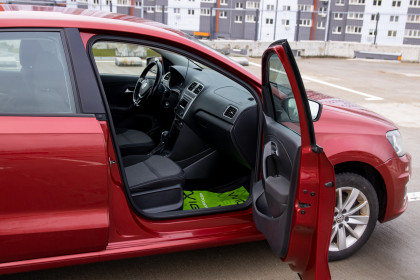 Продажа Volkswagen Polo V Рестайлинг 1.6 AT (110 л.с.) 2016 Красный в Автодом