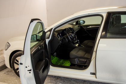 Продажа Volkswagen Golf VII Рестайлинг e-Golf 0.0 AT (136 л.с.) 2018 Белый в Автодом