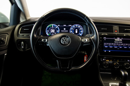 Продажа Volkswagen Golf VII Рестайлинг e-Golf 0.0 AT (136 л.с.) 2018 Белый в Автодом