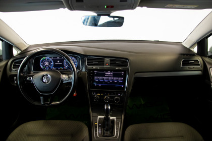 Продажа Volkswagen Golf VII Рестайлинг e-Golf 0.0 AT (136 л.с.) 2018 Белый в Автодом