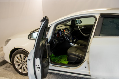 Продажа Opel Astra J 1.6 AT (180 л.с.) 2011 Белый в Автодом