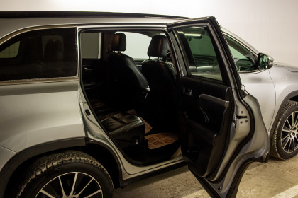 Продажа Toyota Highlander III (U50) Рестайлинг 3.5 AT (249 л.с.) 2017 Серебристый в Автодом