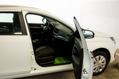 Продажа Lada (ВАЗ) Vesta I Рестайлинг (NG) SW 1.6 MT (106 л.с.) 2024 Белый в Автодом