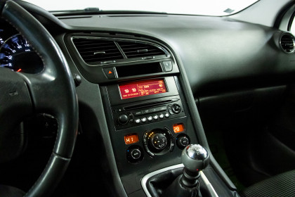 Продажа Peugeot 5008 I 1.6 MT (112 л.с.) 2011 Белый в Автодом