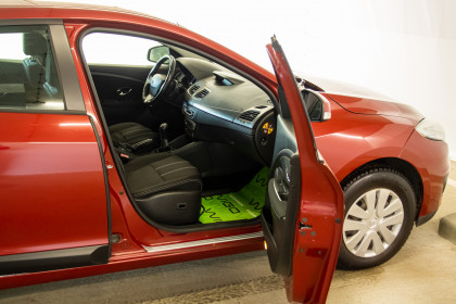 Продажа Renault Megane III Рестайлинг 1.6 MT (106 л.с.) 2013 Красный в Автодом