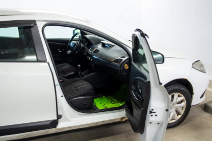 Продажа Renault Fluence I Рестайлинг 1.6 MT (106 л.с.) 2014 Белый в Автодом