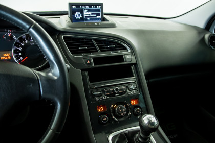 Продажа Peugeot 5008 I Рестайлинг 1.6 MT (120 л.с.) 2016 Серебристый в Автодом