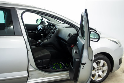 Продажа Peugeot 5008 I Рестайлинг 1.6 MT (120 л.с.) 2016 Серебристый в Автодом