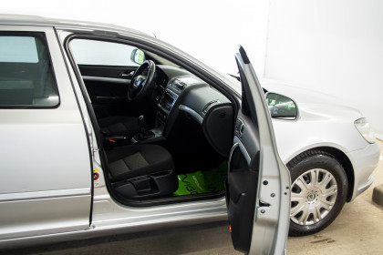 Продажа Skoda Octavia II (A5) Рестайлинг 1.4 MT (122 л.с.) 2011 Серебристый в Автодом