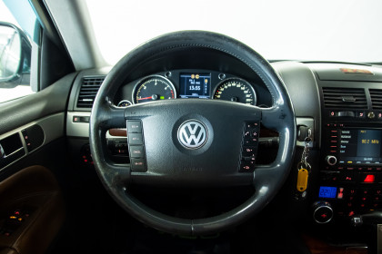 Продажа Volkswagen Touareg I 2.5 AT (174 л.с.) 2005 Зеленый в Автодом