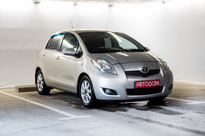 Продажа Toyota Yaris II Рестайлинг 1.3 AMT (101 л.с.) 2011 Серый в Автодом