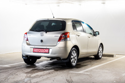 Продажа Toyota Yaris II Рестайлинг 1.3 AMT (101 л.с.) 2011 Серый в Автодом
