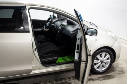 Продажа Toyota Yaris II Рестайлинг 1.3 AMT (101 л.с.) 2011 Серый в Автодом