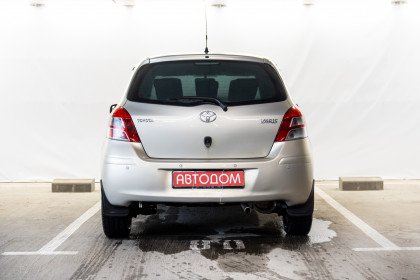 Продажа Toyota Yaris II Рестайлинг 1.3 AMT (101 л.с.) 2011 Серый в Автодом