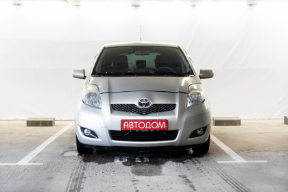 Продажа Toyota Yaris II Рестайлинг 1.3 AMT (101 л.с.) 2011 Серый в Автодом
