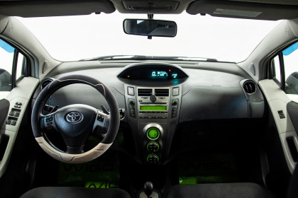 Продажа Toyota Yaris II Рестайлинг 1.3 AMT (101 л.с.) 2011 Серый в Автодом
