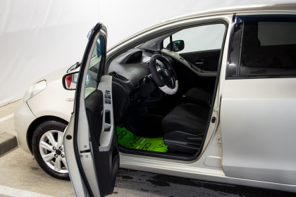 Продажа Toyota Yaris II Рестайлинг 1.3 AMT (101 л.с.) 2011 Серый в Автодом