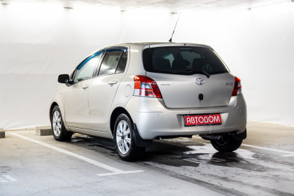 Продажа Toyota Yaris II Рестайлинг 1.3 AMT (101 л.с.) 2011 Серый в Автодом