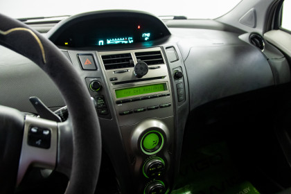 Продажа Toyota Yaris II Рестайлинг 1.3 AMT (101 л.с.) 2011 Серый в Автодом