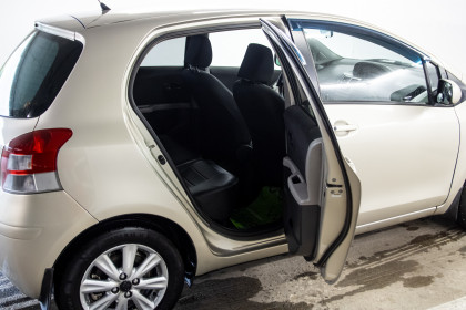 Продажа Toyota Yaris II Рестайлинг 1.3 AMT (101 л.с.) 2011 Серый в Автодом