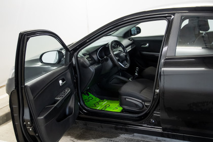 Продажа Kia Rio III 5-speed 1.6 MT (123 л.с.) 2013 Черный в Автодом