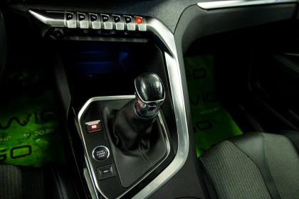 Продажа Peugeot 3008 II Рестайлинг 1.2 MT (130 л.с.) 2021 Серый в Автодом