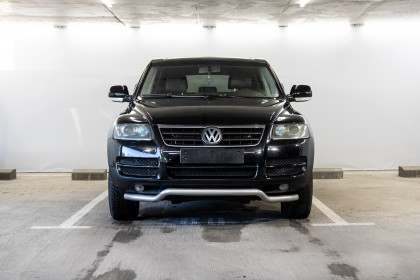 Продажа Volkswagen Touareg I 2.5 AT (174 л.с.) 2006 Черный в Автодом