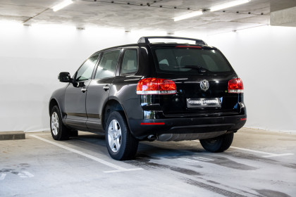 Продажа Volkswagen Touareg I 2.5 AT (174 л.с.) 2006 Черный в Автодом