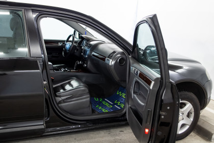 Продажа Volkswagen Touareg I 2.5 AT (174 л.с.) 2006 Черный в Автодом