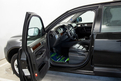 Продажа Volkswagen Touareg I 2.5 AT (174 л.с.) 2006 Черный в Автодом