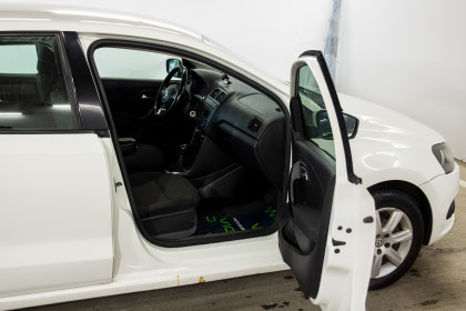 Продажа Volkswagen Polo V 1.6 AT (105 л.с.) 2013 Белый в Автодом