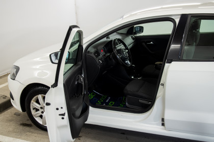 Продажа Volkswagen Polo V 1.6 AT (105 л.с.) 2013 Белый в Автодом