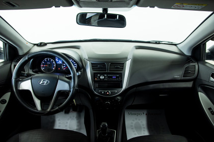 Продажа Hyundai Solaris I Рестайлинг 1.4 MT (107 л.с.) 2015 Серебристый в Автодом