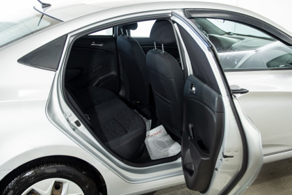 Продажа Hyundai Solaris I Рестайлинг 1.4 MT (107 л.с.) 2015 Серебристый в Автодом